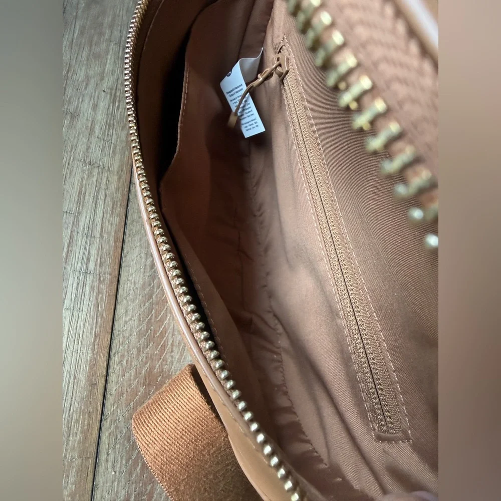 Lululemon Leather Alternative Saddle crossbody Bag 2L - Picture 6 of 11